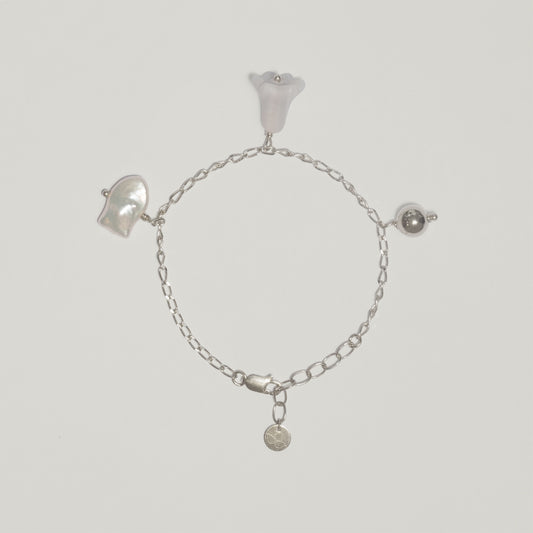 Entdecke Frellinis zartes Panzerarmband Anne mit Süßwasserperlen- und Edelstein-Anhängern. Schmuckdesign aus Hamburg.