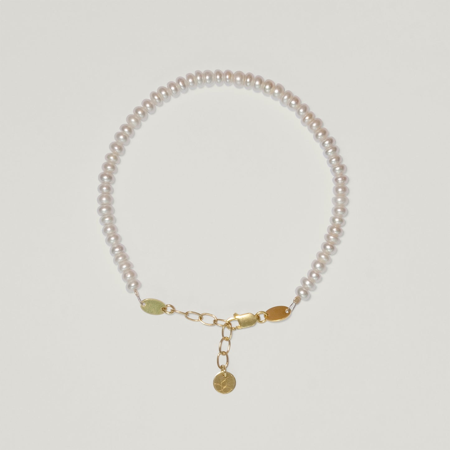 Entdecke Frellinis Perlenarmband aus Süßwasserperlen mit Karabinerverschluss und Verlängerungskette. Schmuckdesign aus Hamburg.