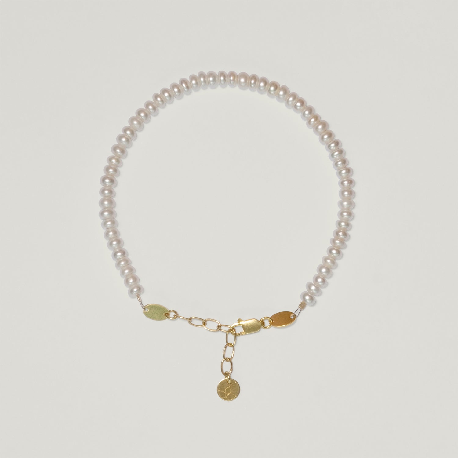 Entdecke Frellinis Perlenarmband aus Süßwasserperlen mit Karabinerverschluss und Verlängerungskette. Schmuckdesign aus Hamburg.