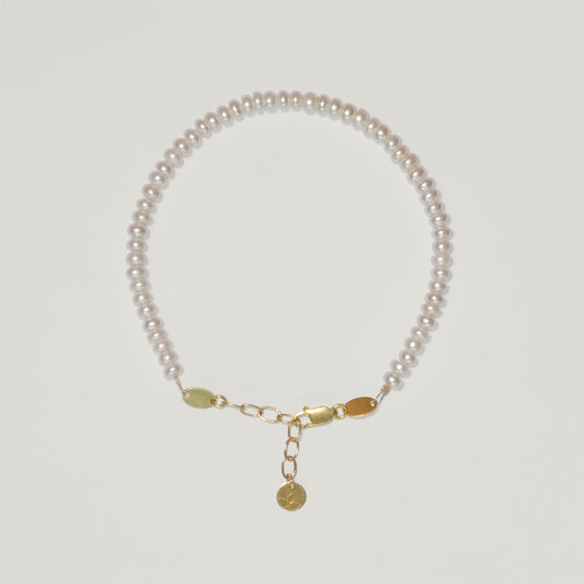 Entdecke Frellinis Perlenarmband aus Süßwasserperlen mit Karabinerverschluss und Verlängerungskette. Schmuckdesign aus Hamburg.