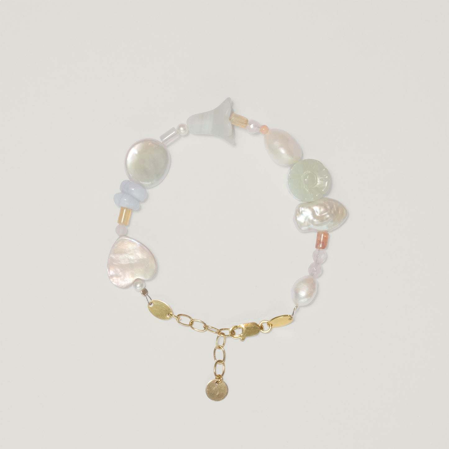 Entdecke Frellinis Perlenarmband Felina aus Süßwasserperlen mit Karabinerverschluss und Verlängerungskette. Schmuckdesign aus Hamburg.