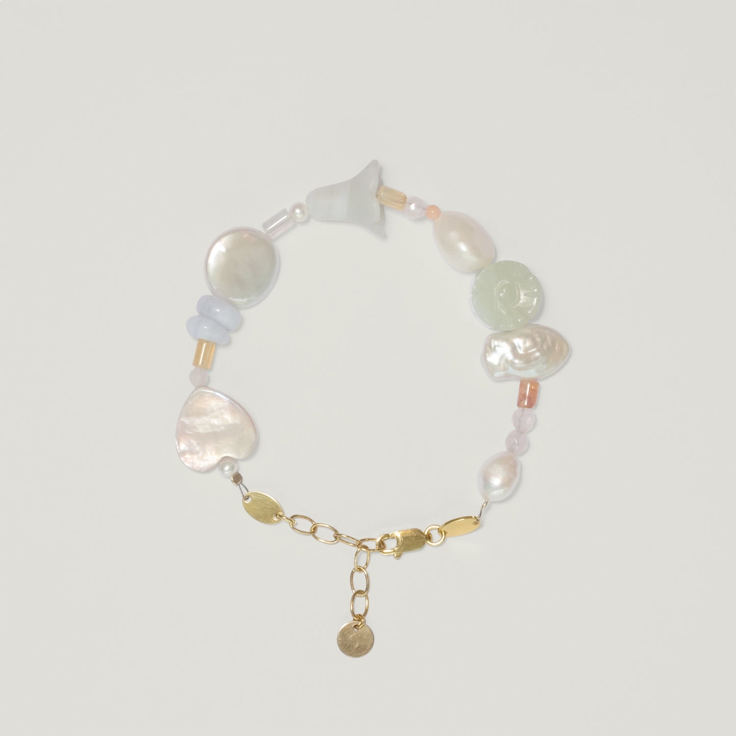 Entdecke Frellinis Perlenarmband Felina aus Süßwasserperlen mit Karabinerverschluss und Verlängerungskette. Schmuckdesign aus Hamburg.