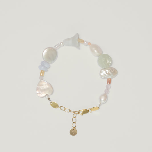 Entdecke Frellinis Perlenarmband Felina aus Süßwasserperlen mit Karabinerverschluss und Verlängerungskette. Schmuckdesign aus Hamburg.