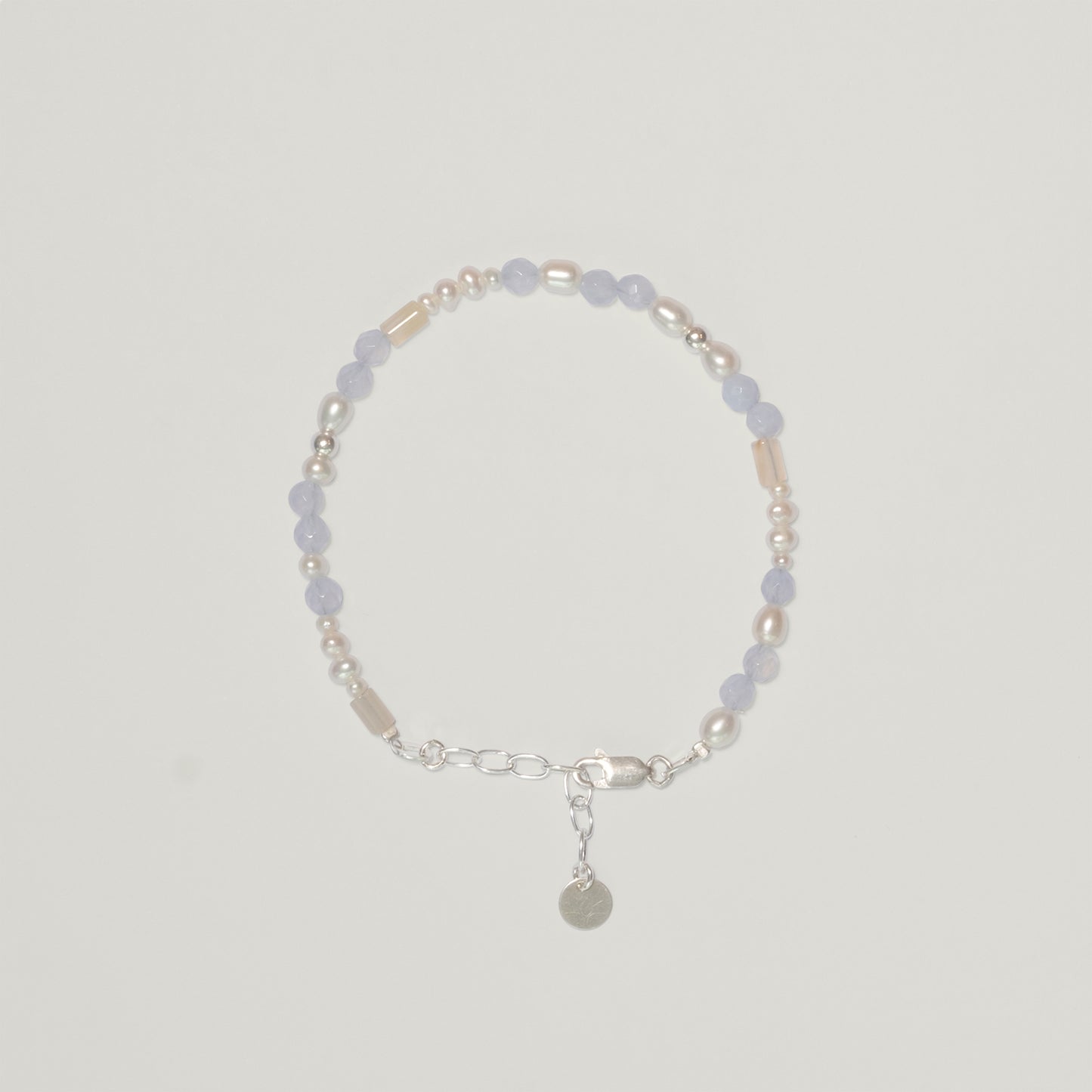 Entdecke Frellinis feines Armband mit edlen Chalcedon-Edelsteinen und zarten Süßwasserperlen. Schmuckdesign aus Hamburg.