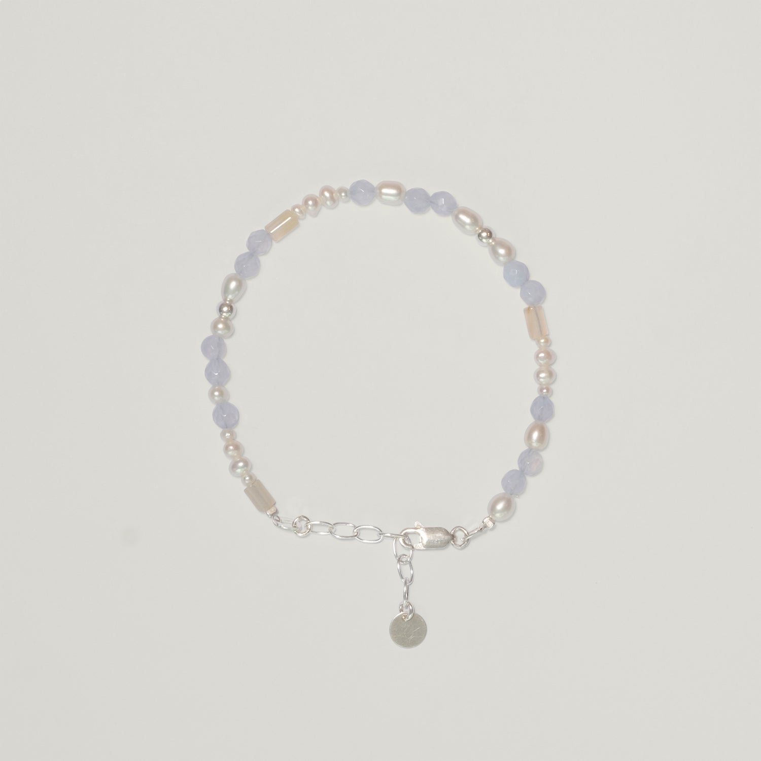 Entdecke Frellinis feines Armband mit edlen Chalcedon-Edelsteinen und zarten Süßwasserperlen. Schmuckdesign aus Hamburg.