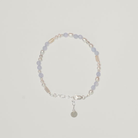 Entdecke Frellinis feines Armband mit edlen Chalcedon-Edelsteinen und zarten Süßwasserperlen. Schmuckdesign aus Hamburg.