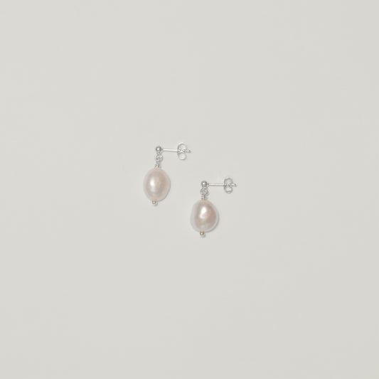 Entdecke Frellinis feine Perlen-Ohrringe mit mittelgroßer Süßwasserperle aus vergoldetem 925er Sterling Silber. Schmuckdesign aus Hamburg.