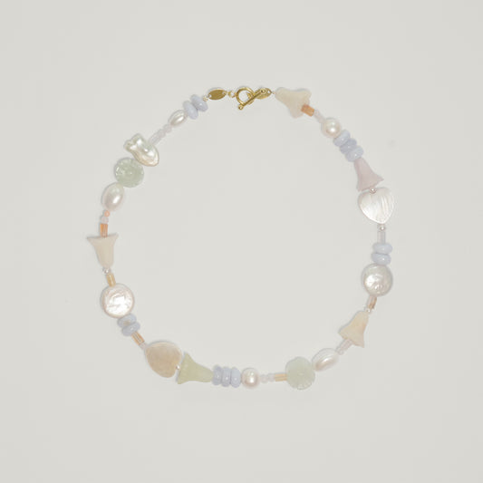 Entdecke Frellinis Halskette aus Süßwasserperlen, Serpentin, Rosenquarz, Chalcedon und Koralle mit Knebelverschluss. Schmuckdesign aus Hamburg.