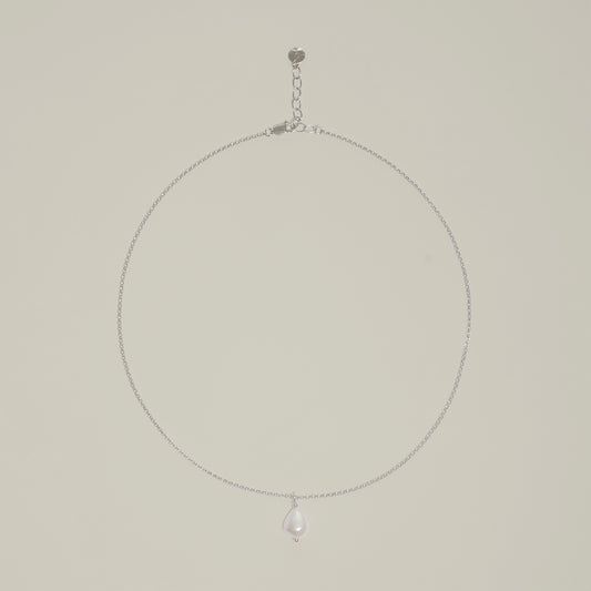 Entdecke Frellinis feine Erbskette aus 925er Sterling Silber vergoldet mit einem Süßwasserperlenanhänger. Schmuckdesign aus Hamburg.