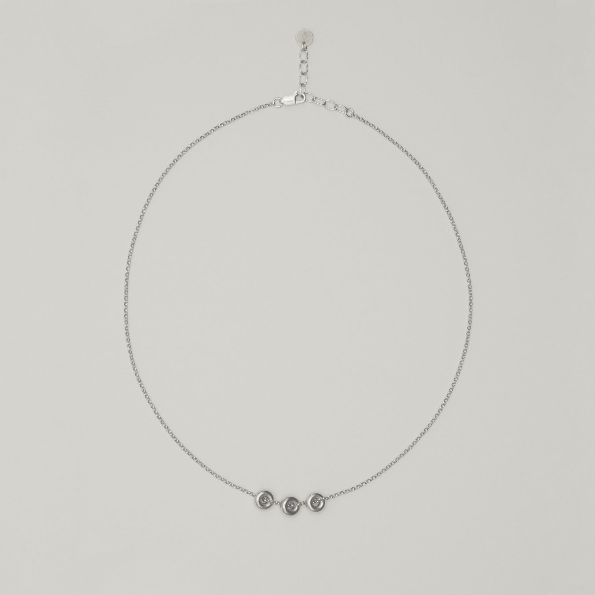 Entdecke Frellinis feine, elegante Kette mit ein, zwei oder drei Charms in Donut Form. Schmuckdesign aus Hamburg.