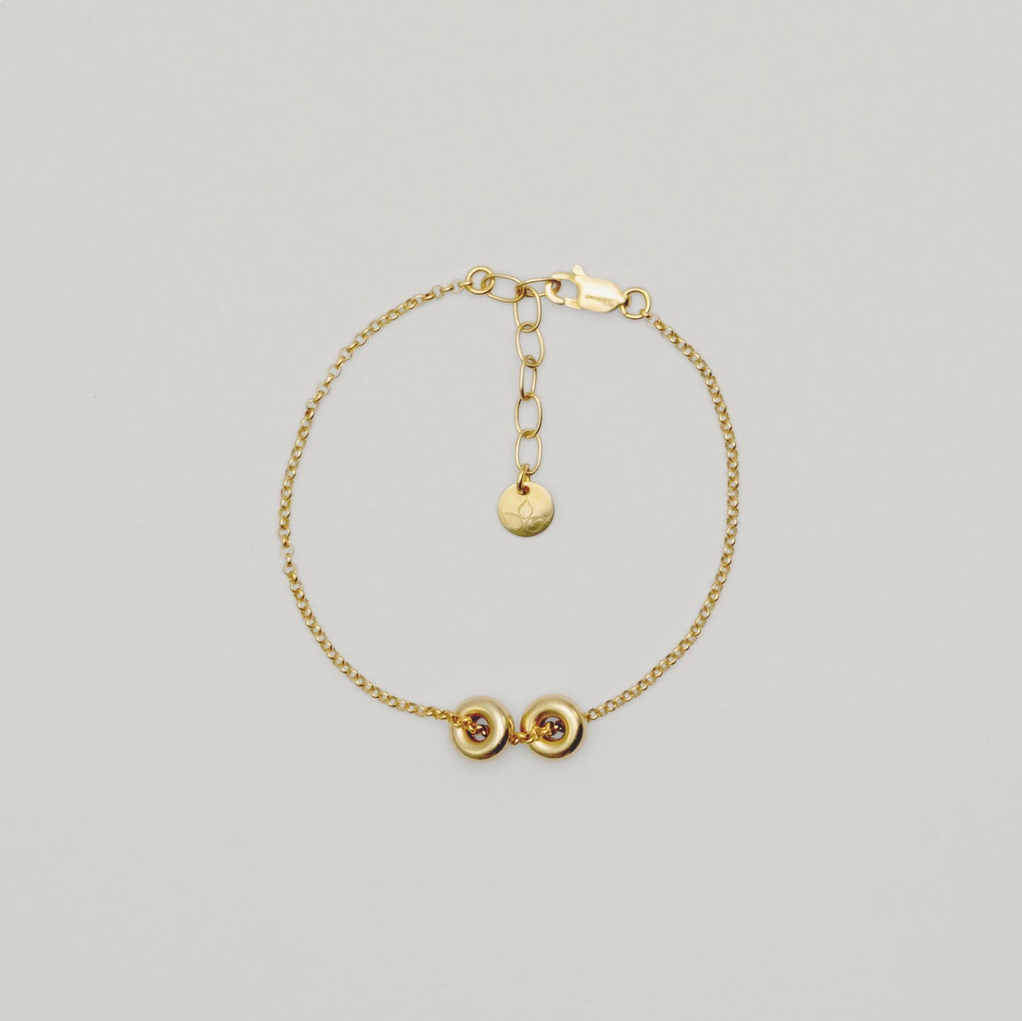 Entdecke Frellinis Armband aus 925 Sterling Silber mit eleganten Donut-Charms. Schmuckdesign aus Hamburg.