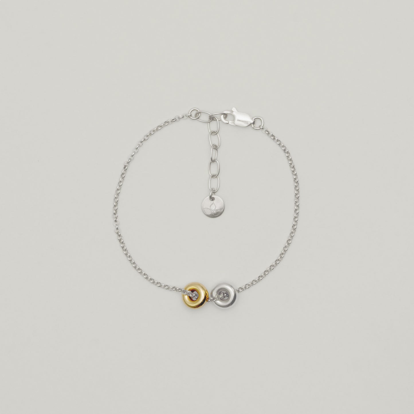 Entdecke Frellinis Armband aus 925 Sterling Silber mit eleganten Donut-Charms. Schmuckdesign aus Hamburg.