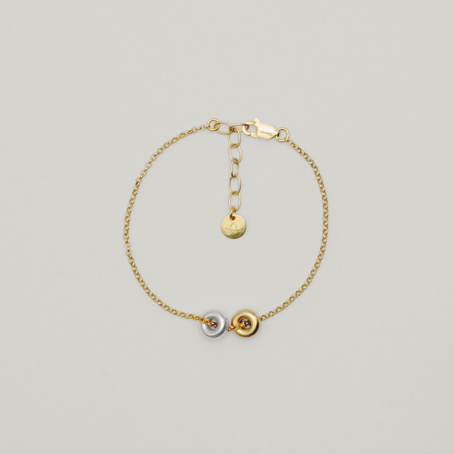Entdecke Frellinis Armband aus 925 Sterling Silber mit eleganten Donut-Charms. Schmuckdesign aus Hamburg.