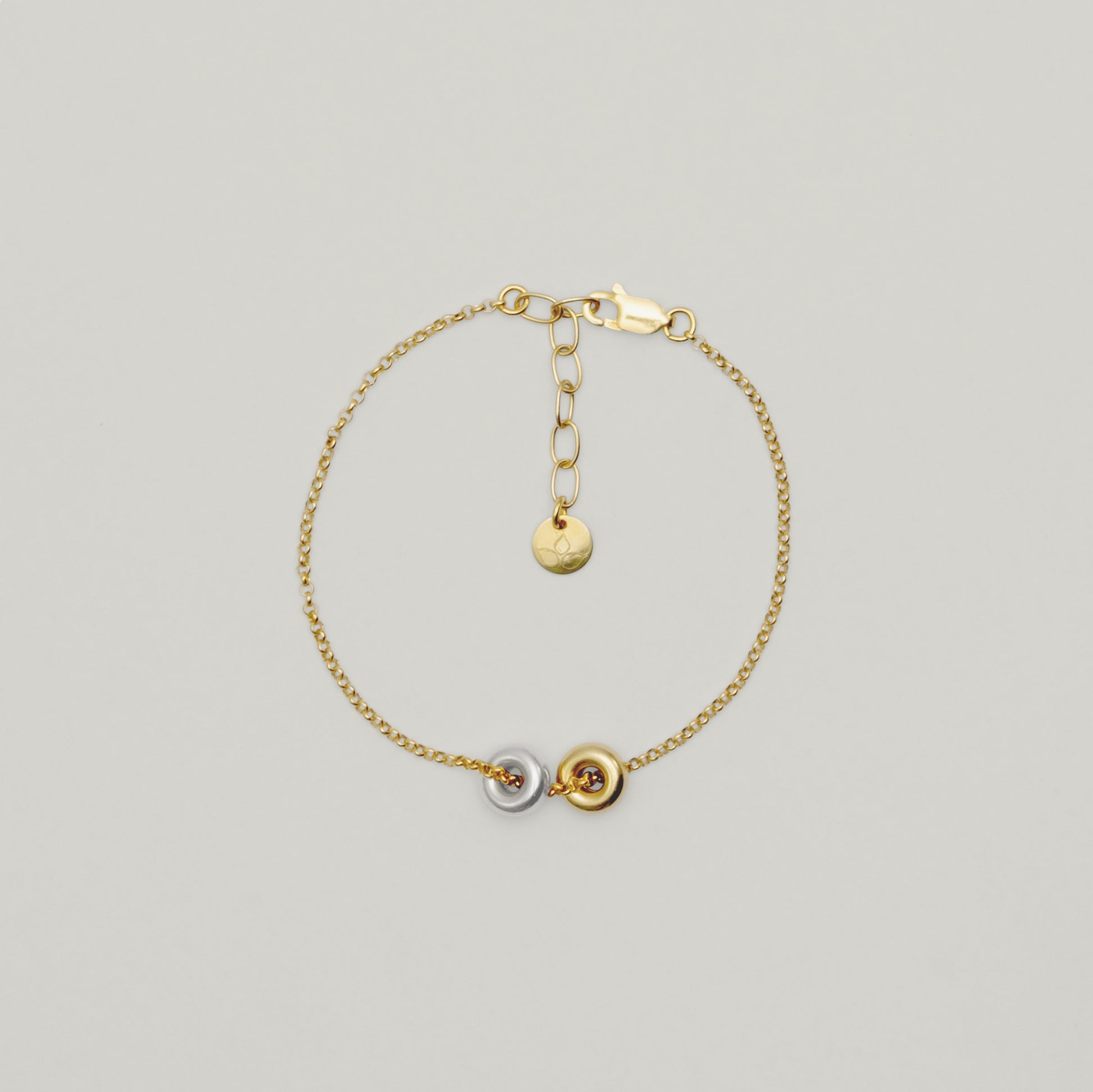Entdecke Frellinis Armband aus 925 Sterling Silber mit eleganten Donut-Charms. Schmuckdesign aus Hamburg.