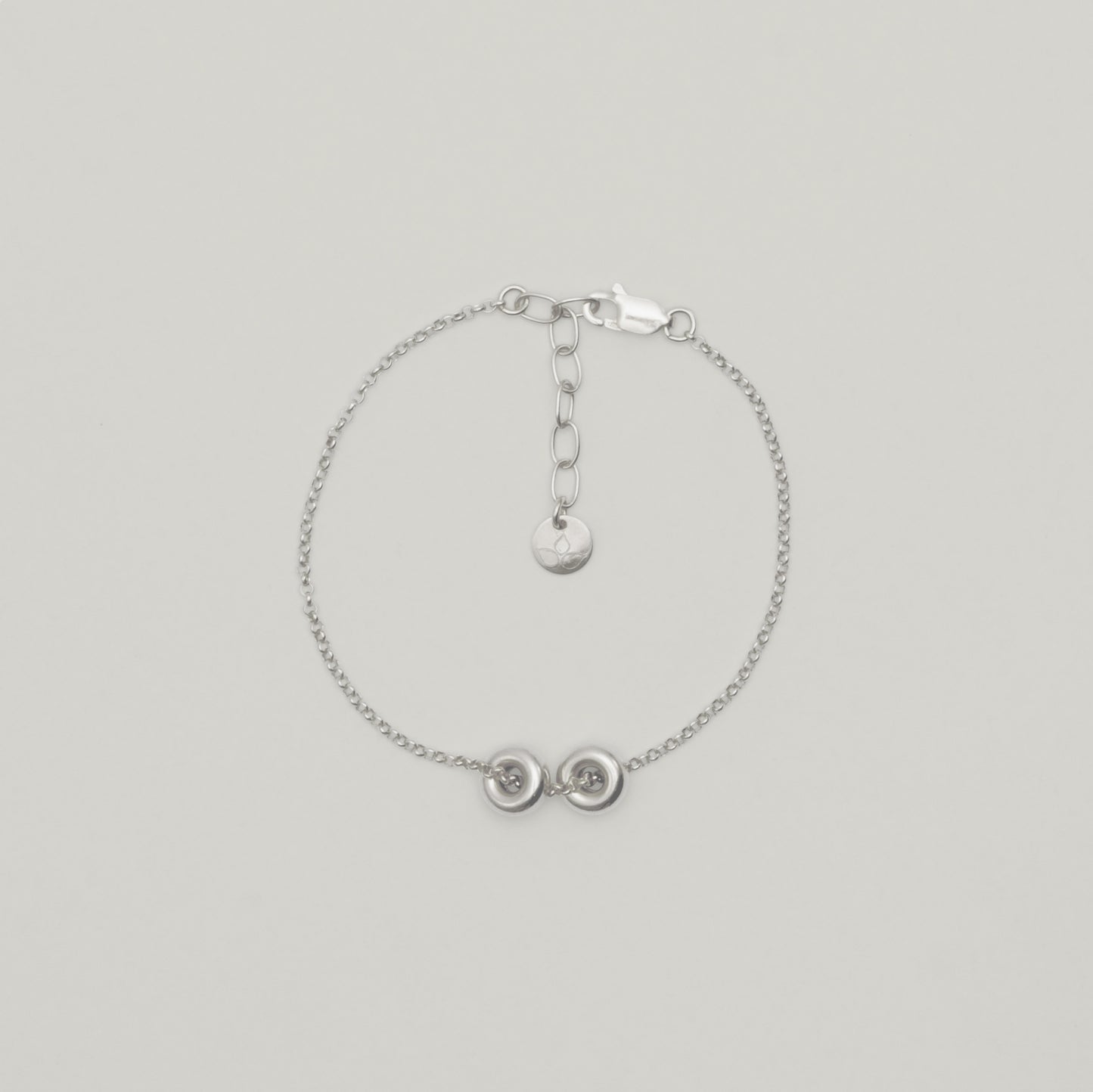 Entdecke Frellinis Armband aus 925 Sterling Silber mit eleganten Donut-Charms. Schmuckdesign aus Hamburg.