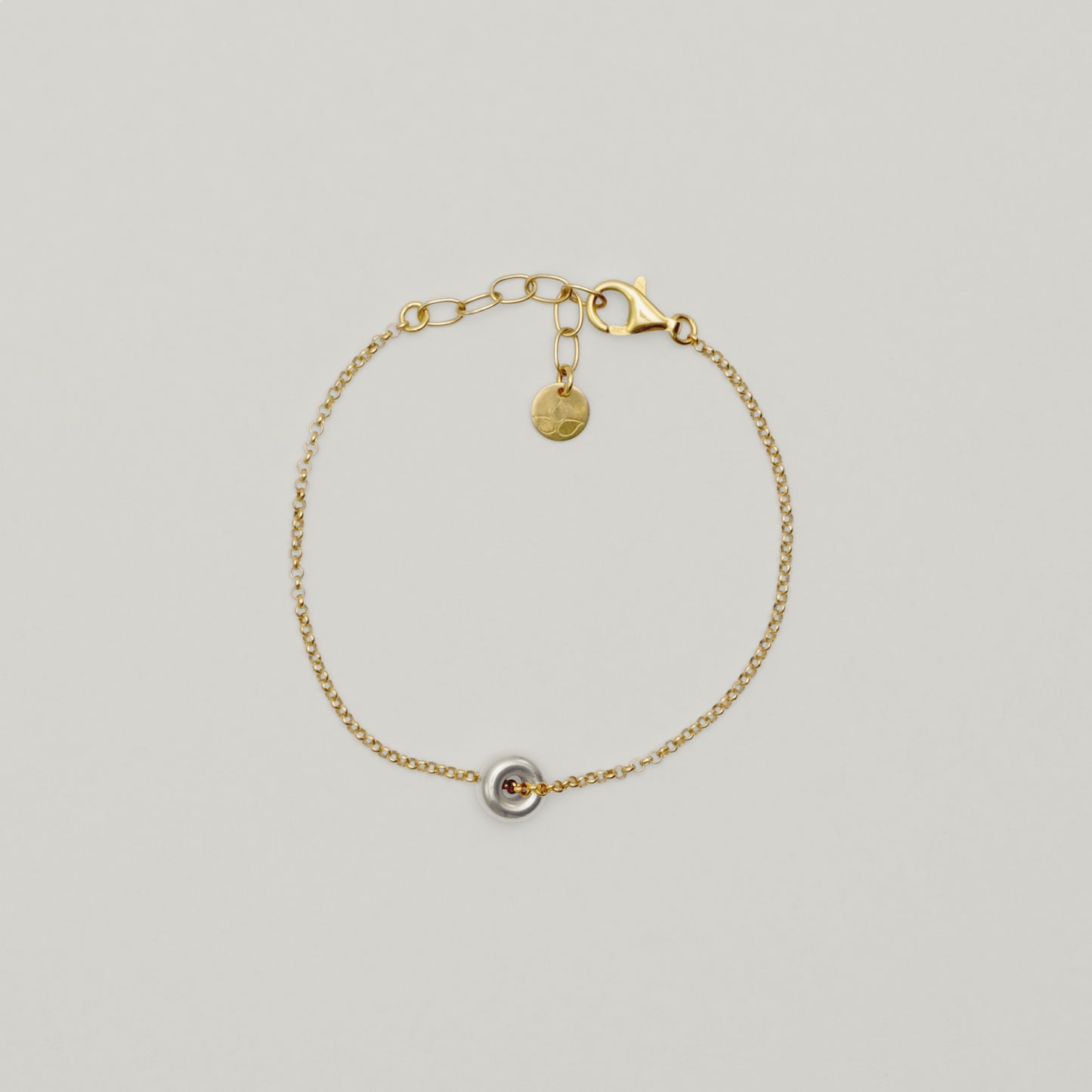 Entdecke Frellinis Armband aus 925 Sterling Silber mit eleganten Donut-Charms. Schmuckdesign aus Hamburg.