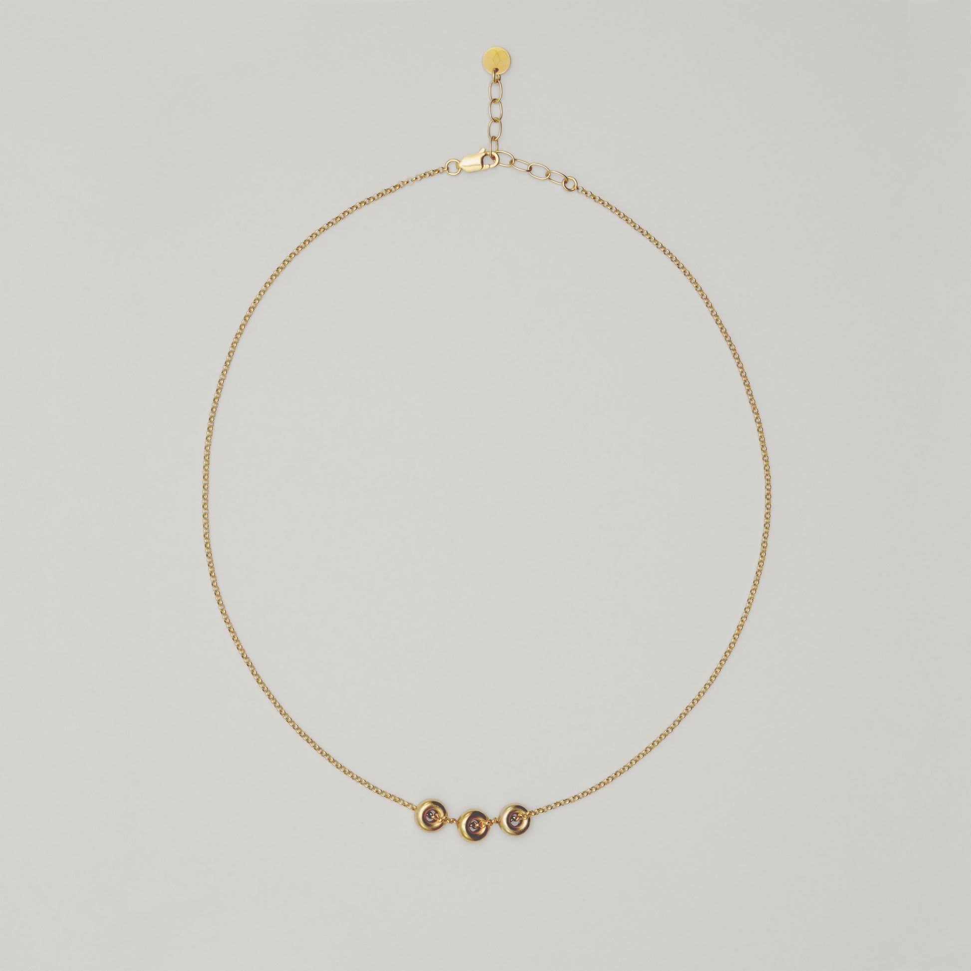 Entdecke Frellinis feine, elegante Kette mit ein, zwei oder drei Charms in Donut Form. Schmuckdesign aus Hamburg.
