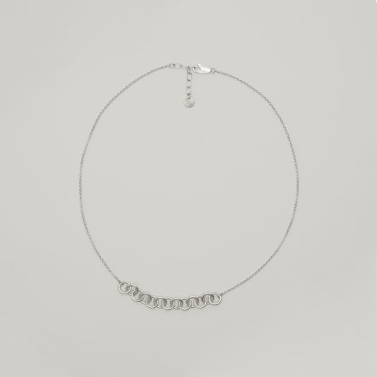 Entdecke Frellinis feine Halskette mit markantem Kettenstück aus 925 Sterling Silver. Schmuckdesign aus Hamburg.
