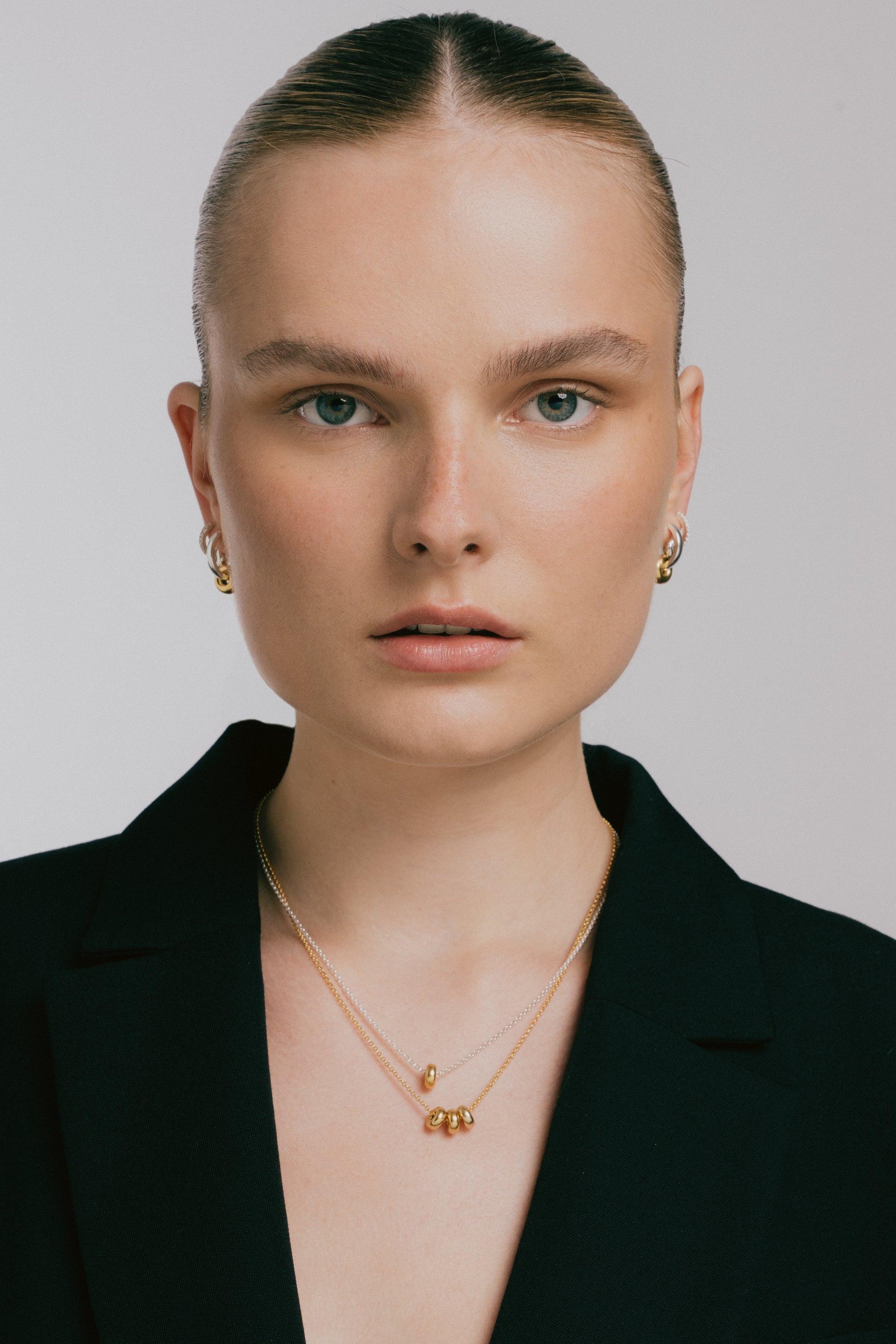 Entdecke Frellinis feine, elegante Kette mit ein, zwei oder drei Charms in Donut Form. Schmuckdesign aus Hamburg.