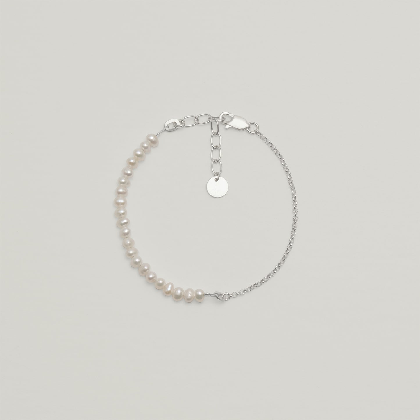 Entdecke Frellinis Armband aus 925er Sterling Silber vergoldet ist mit zarten Süßwasserperlen. Schmuckdesign aus Hamburg.