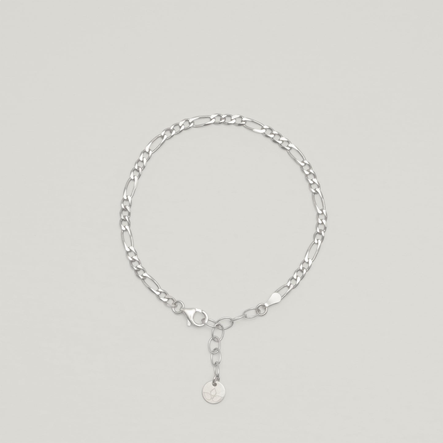 Entdecke Frellinis Armband aus Figaro-Kette aus 925er Sterling Silber oder 14K vergoldetem Silber. Schmuckdesign aus Hamburg.