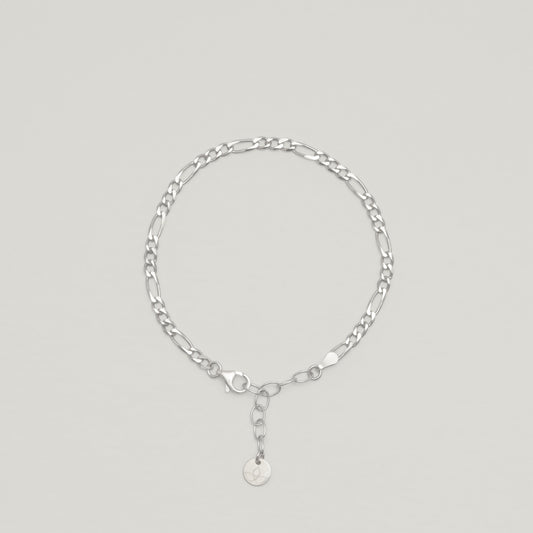 Entdecke Frellinis Armband aus Figaro-Kette aus 925er Sterling Silber oder 14K vergoldetem Silber. Schmuckdesign aus Hamburg.