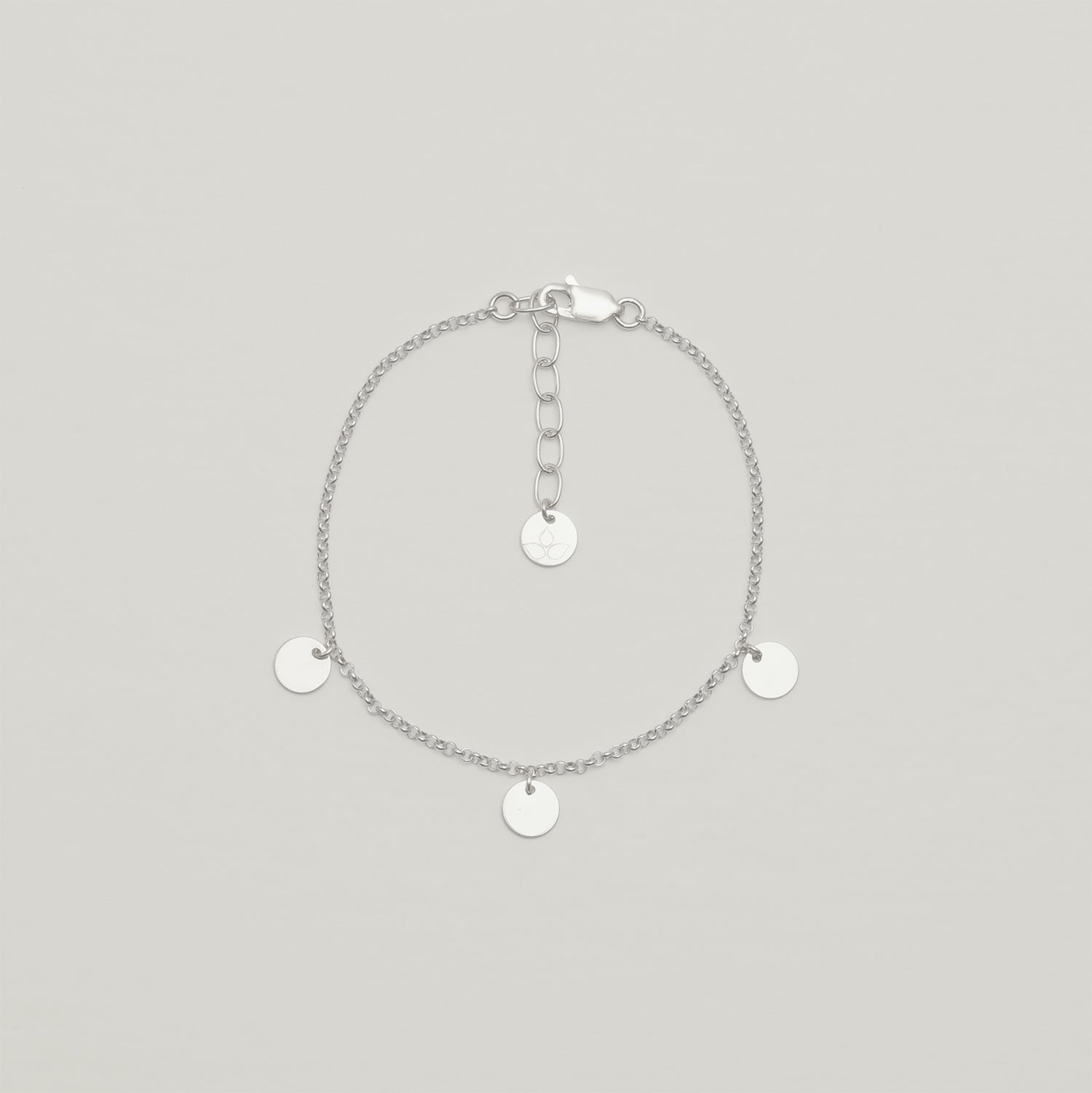 Entdecke Frellinis zartes Armband mit filigranen, runde Plättchen und einen eleganten Karabinerverschluss. Schmuckdesign aus Hamburg.