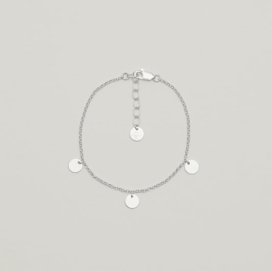 Entdecke Frellinis zartes Armband mit filigranen, runde Plättchen und einen eleganten Karabinerverschluss. Schmuckdesign aus Hamburg.