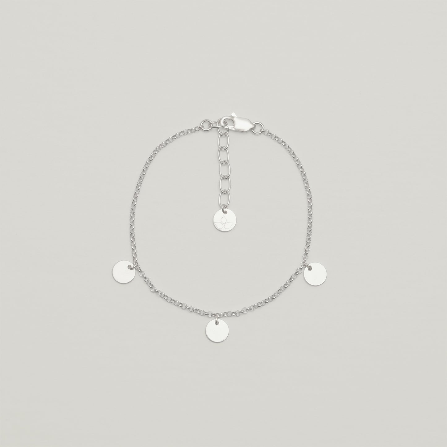 Entdecke Frellinis zartes Armband mit filigranen, runde Plättchen und einen eleganten Karabinerverschluss. Schmuckdesign aus Hamburg.