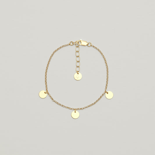 Entdecke Frellinis zartes Armband mit filigranen, runde Plättchen und einen eleganten Karabinerverschluss. Schmuckdesign aus Hamburg.