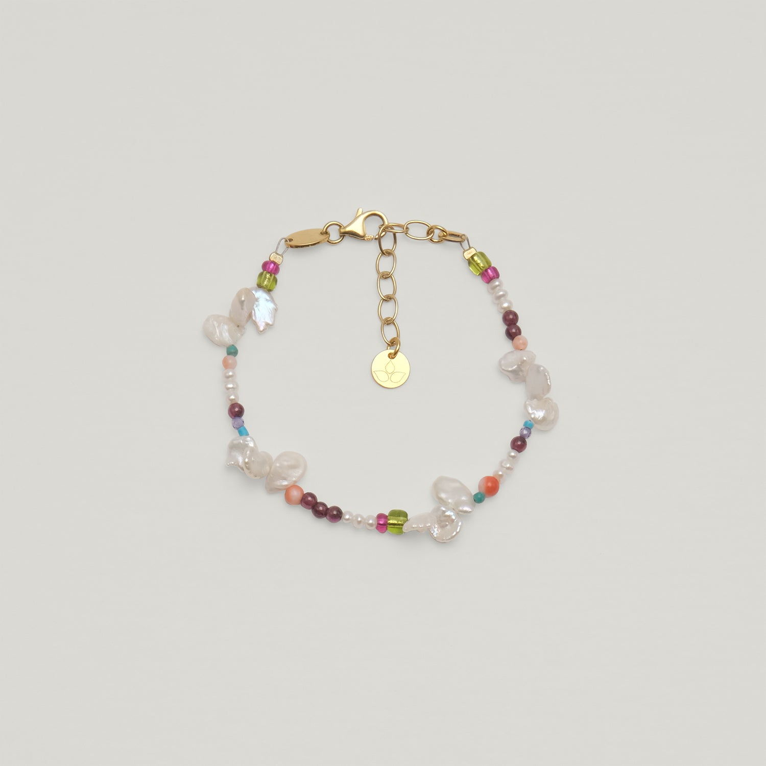 Entdecke Frellinis Armband aus Süßwasserperlen, Granat, Türkis, Koralle, Zirkonia & pinken und grünen Glasperlen. Schmuckdesign aus Hamburg.