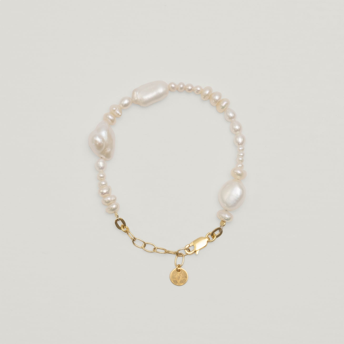 Entdecke Frellinis Perlenarmband aus Süßwasserperlen mit Karabinerverschluss und Verlängerungskette. Schmuckdesign aus Hamburg.
