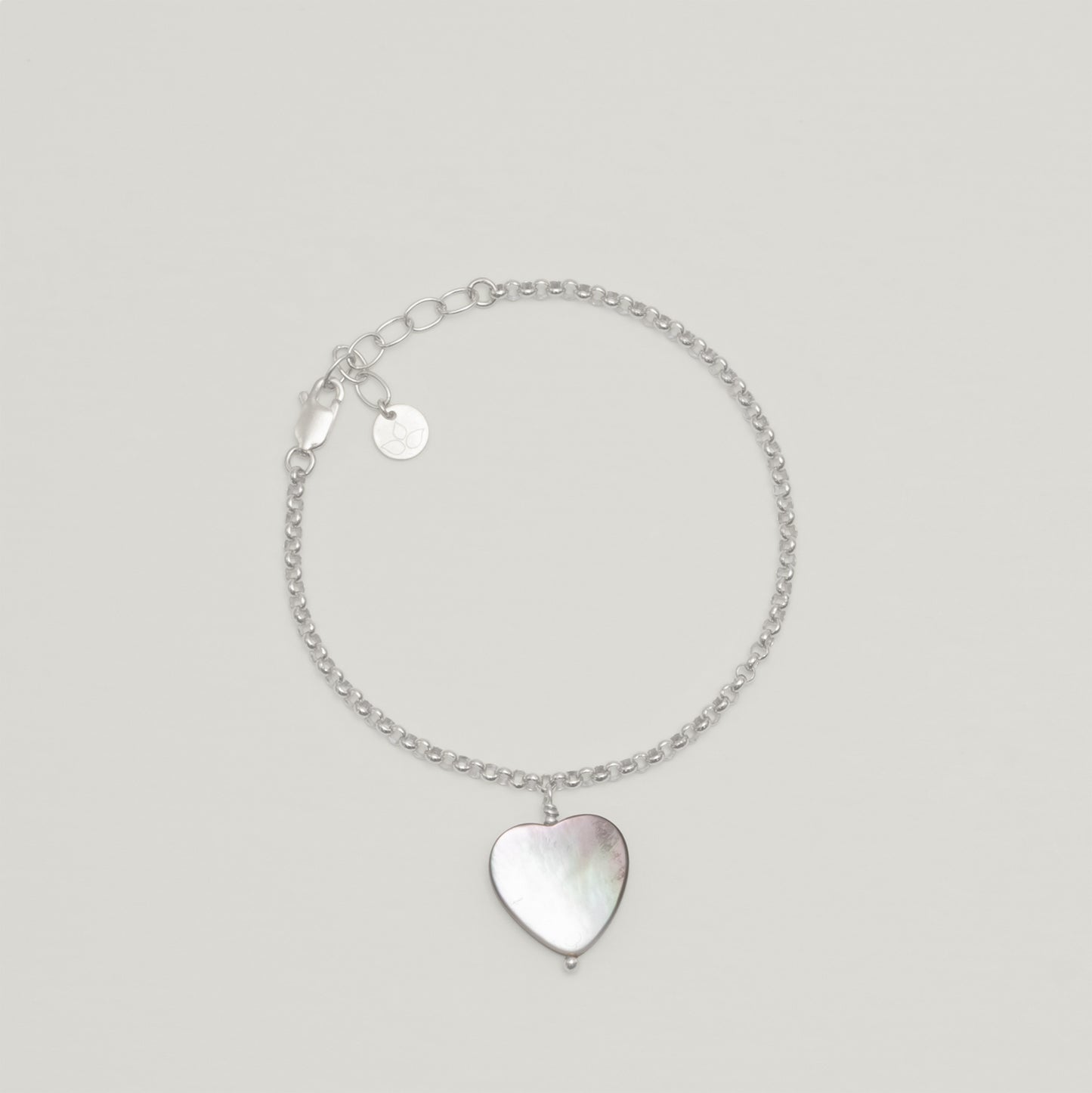 Entdecke Frellinis Armband Ida aus 925er Sterling Silber mit Perlmutt-Herz-Anhänger. Schmuckdesign aus Hamburg.