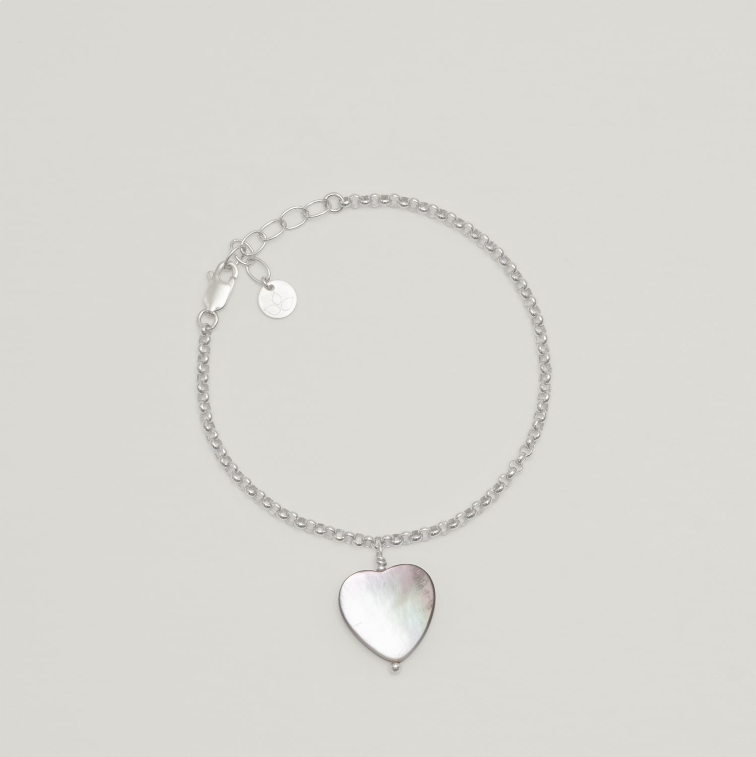 Entdecke Frellinis Armband Ida aus 925er Sterling Silber mit Perlmutt-Herz-Anhänger. Schmuckdesign aus Hamburg.