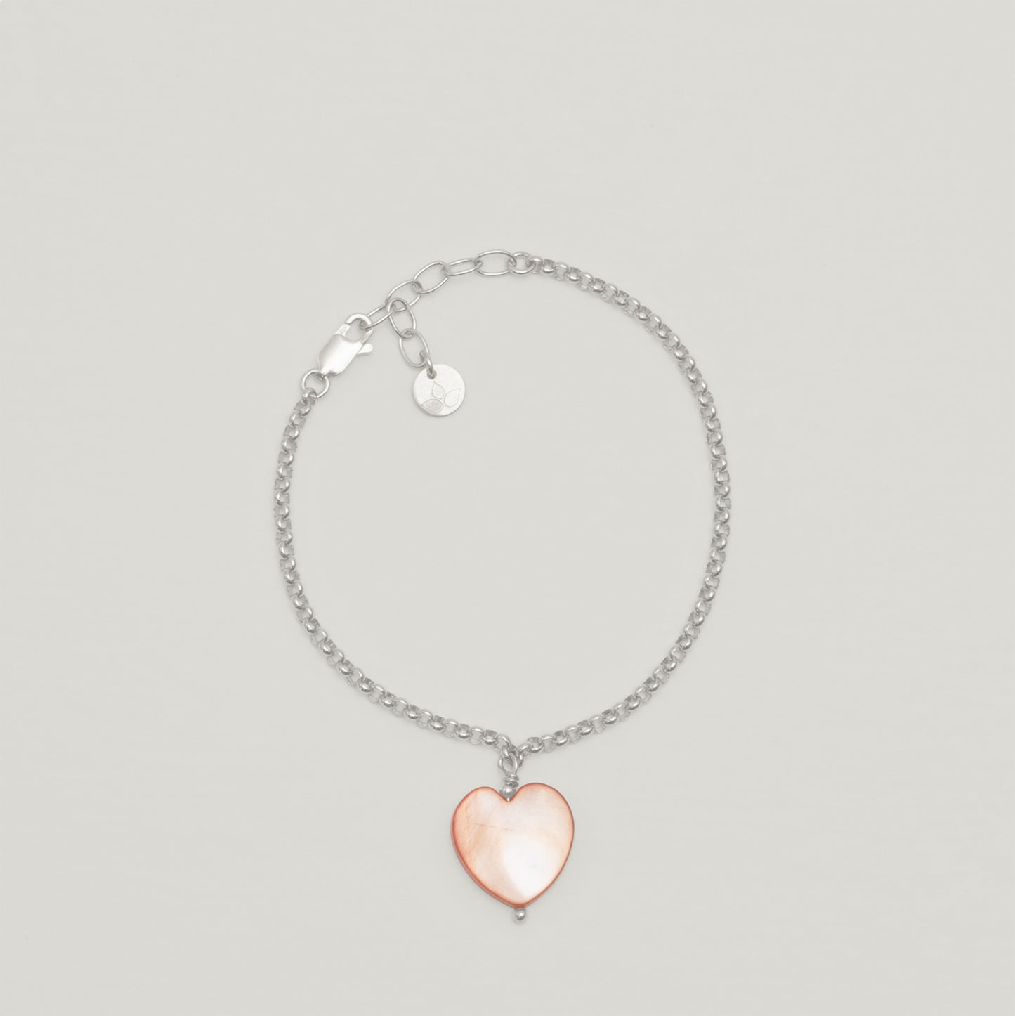 Entdecke Frellinis Armband Ida aus 925er Sterling Silber mit Perlmutt-Herz-Anhänger. Schmuckdesign aus Hamburg.