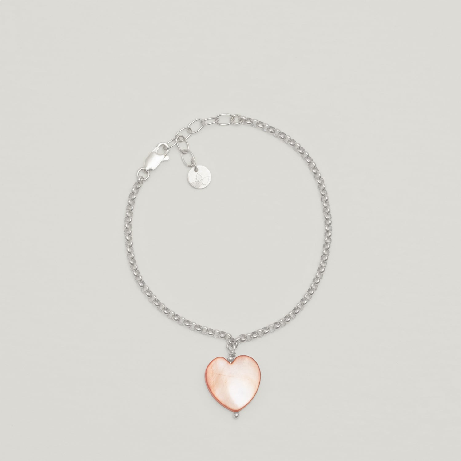 Entdecke Frellinis Armband Ida aus 925er Sterling Silber mit Perlmutt-Herz-Anhänger. Schmuckdesign aus Hamburg.