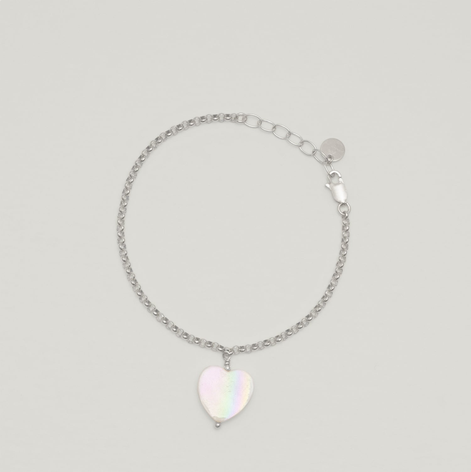 Entdecke Frellinis Armband Ida aus 925er Sterling Silber mit Perlmutt-Herz-Anhänger. Schmuckdesign aus Hamburg.