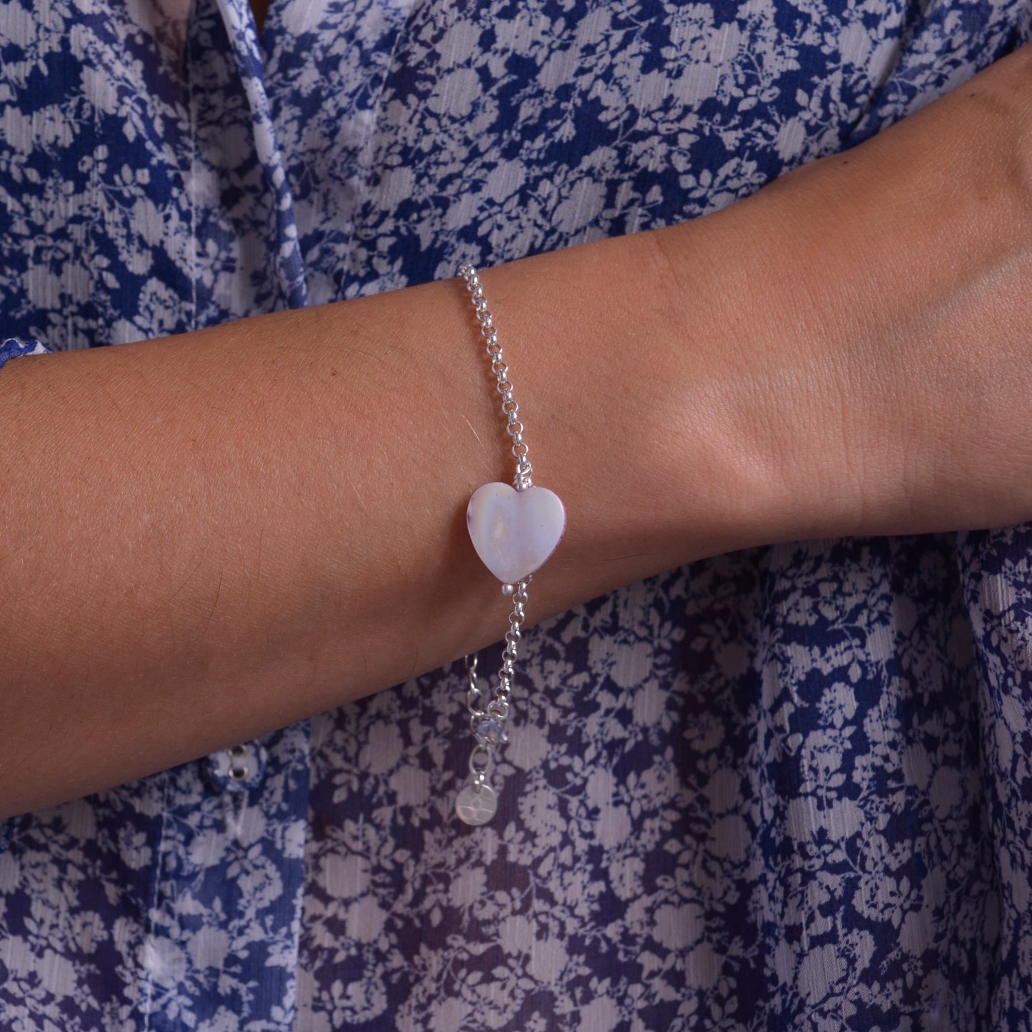 Entdecke Frellinis Armband Ida aus 925er Sterling Silber mit Perlmutt-Herz-Anhänger. Schmuckdesign aus Hamburg.
