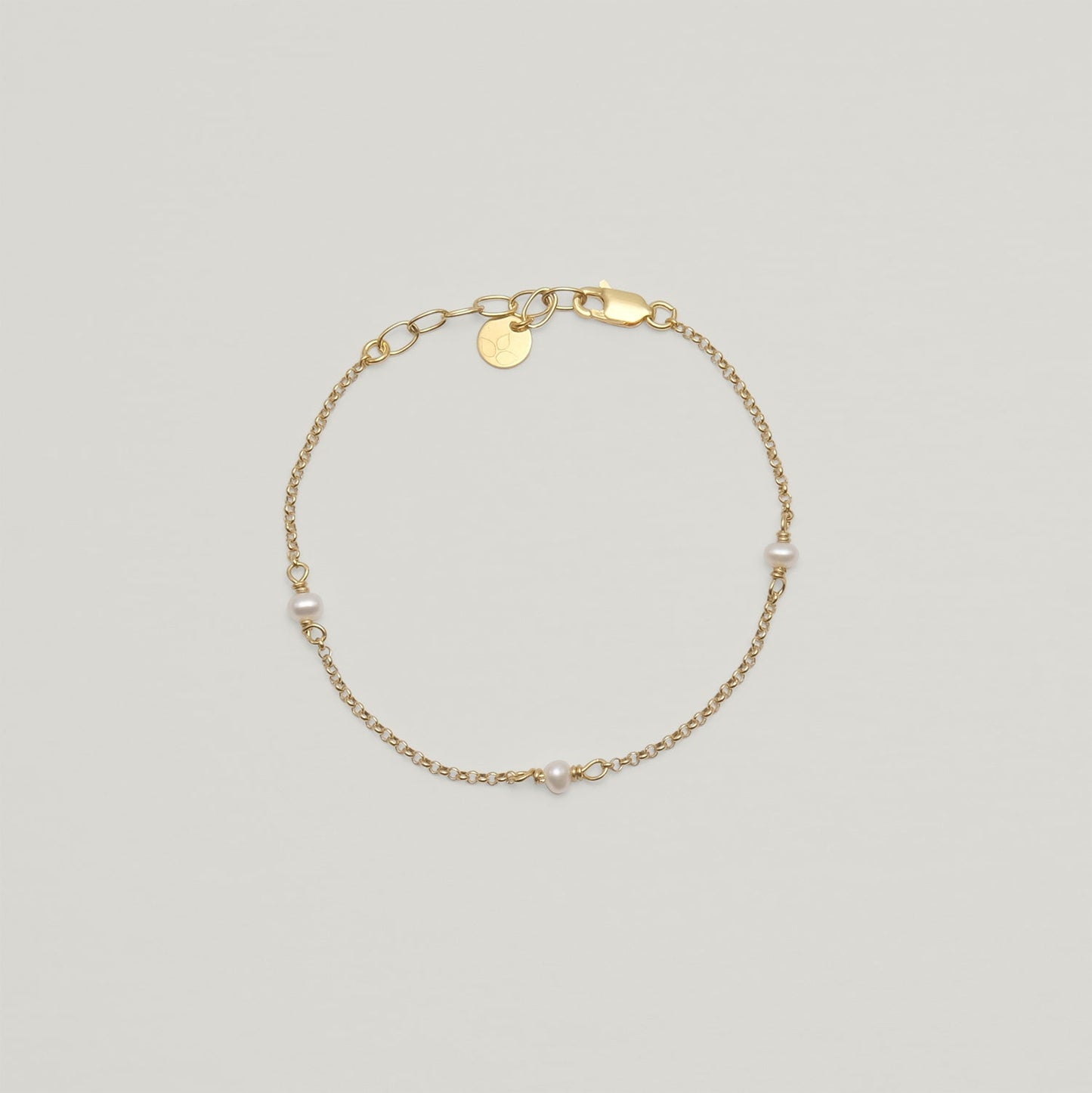 Entdecke Frellinis filigranes Armband mit Süßwasserperlen aus 925er Sterling Silber in Silber oder 14K vergoldet. Schmuckdesign aus Hamburg.