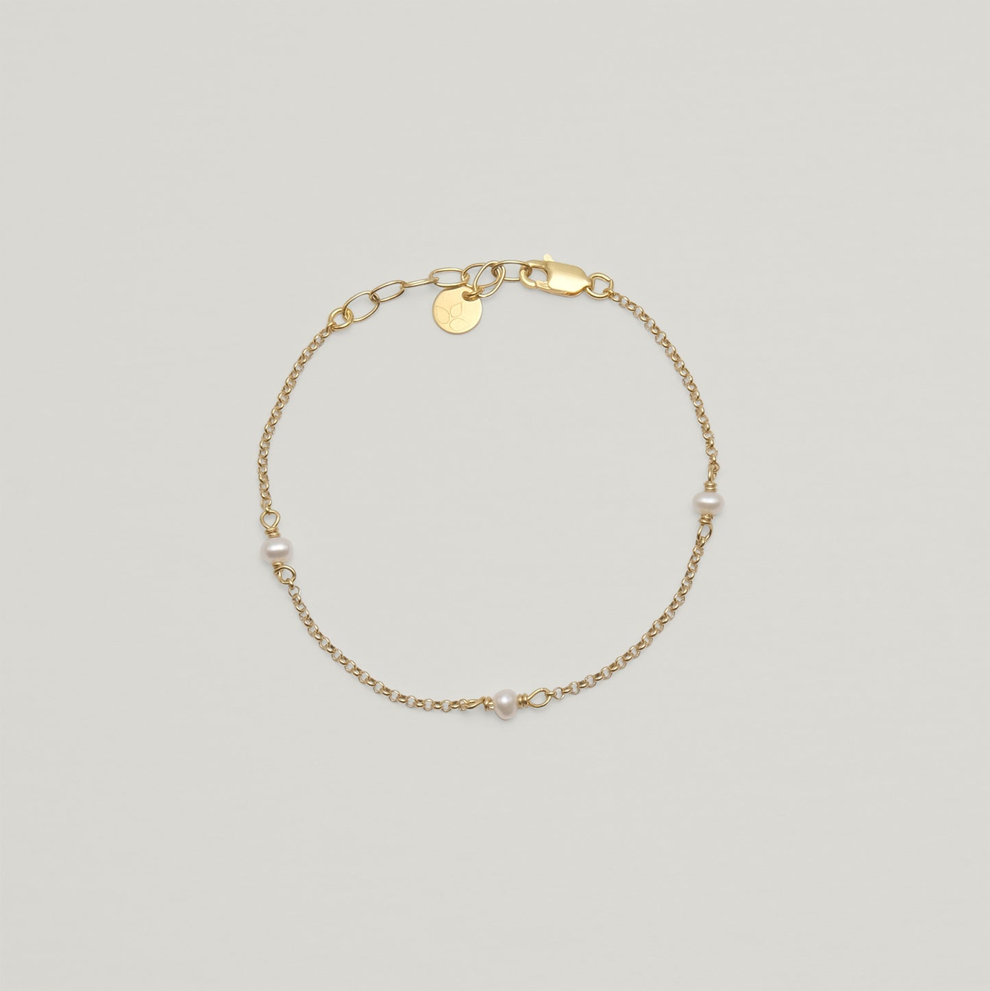 Entdecke Frellinis filigranes Armband mit Süßwasserperlen aus 925er Sterling Silber in Silber oder 14K vergoldet. Schmuckdesign aus Hamburg.