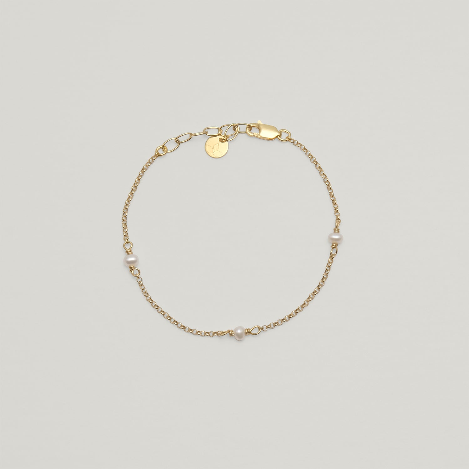 Entdecke Frellinis filigranes Armband mit Süßwasserperlen aus 925er Sterling Silber in Silber oder 14K vergoldet. Schmuckdesign aus Hamburg.