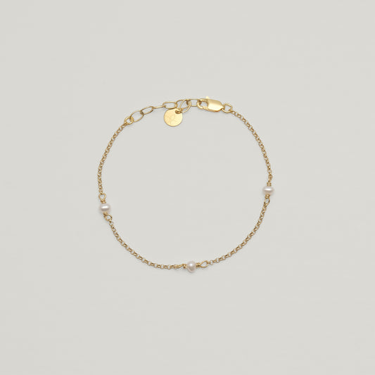 Entdecke Frellinis filigranes Armband mit Süßwasserperlen aus 925er Sterling Silber in Silber oder 14K vergoldet. Schmuckdesign aus Hamburg.