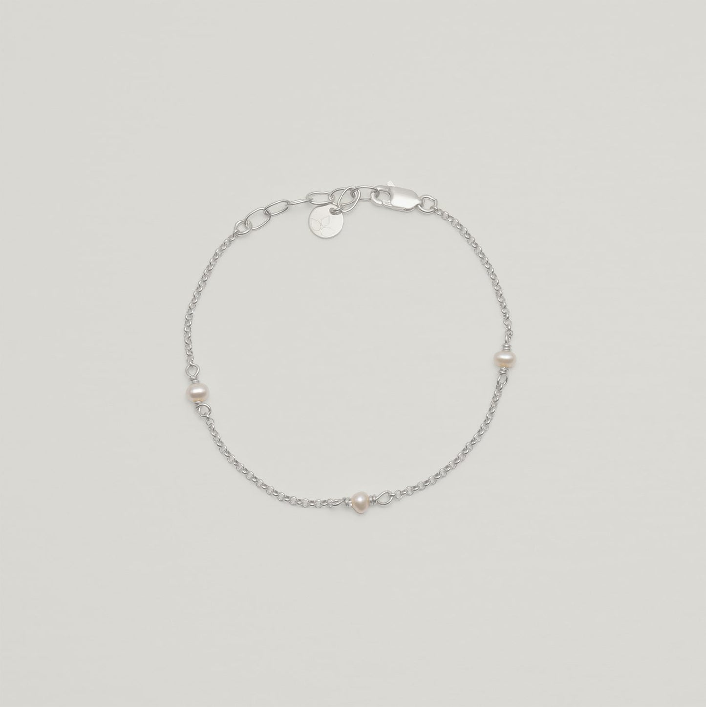 Entdecke Frellinis filigranes Armband mit Süßwasserperlen aus 925er Sterling Silber in Silber oder 14K vergoldet. Schmuckdesign aus Hamburg.