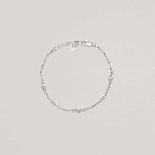 Entdecke Frellinis filigranes Armband mit Süßwasserperlen aus 925er Sterling Silber in Silber oder 14K vergoldet. Schmuckdesign aus Hamburg.