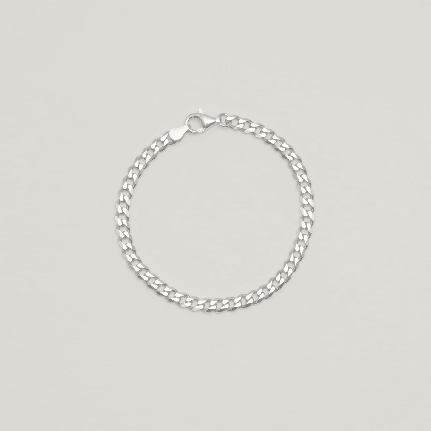 Entdecke Frellinis Panzerarmband Lynn in verschiedenen Längen aus 925 Sterling Silber mit Karabinerverschluss. Schmuckdesign aus Hamburg.