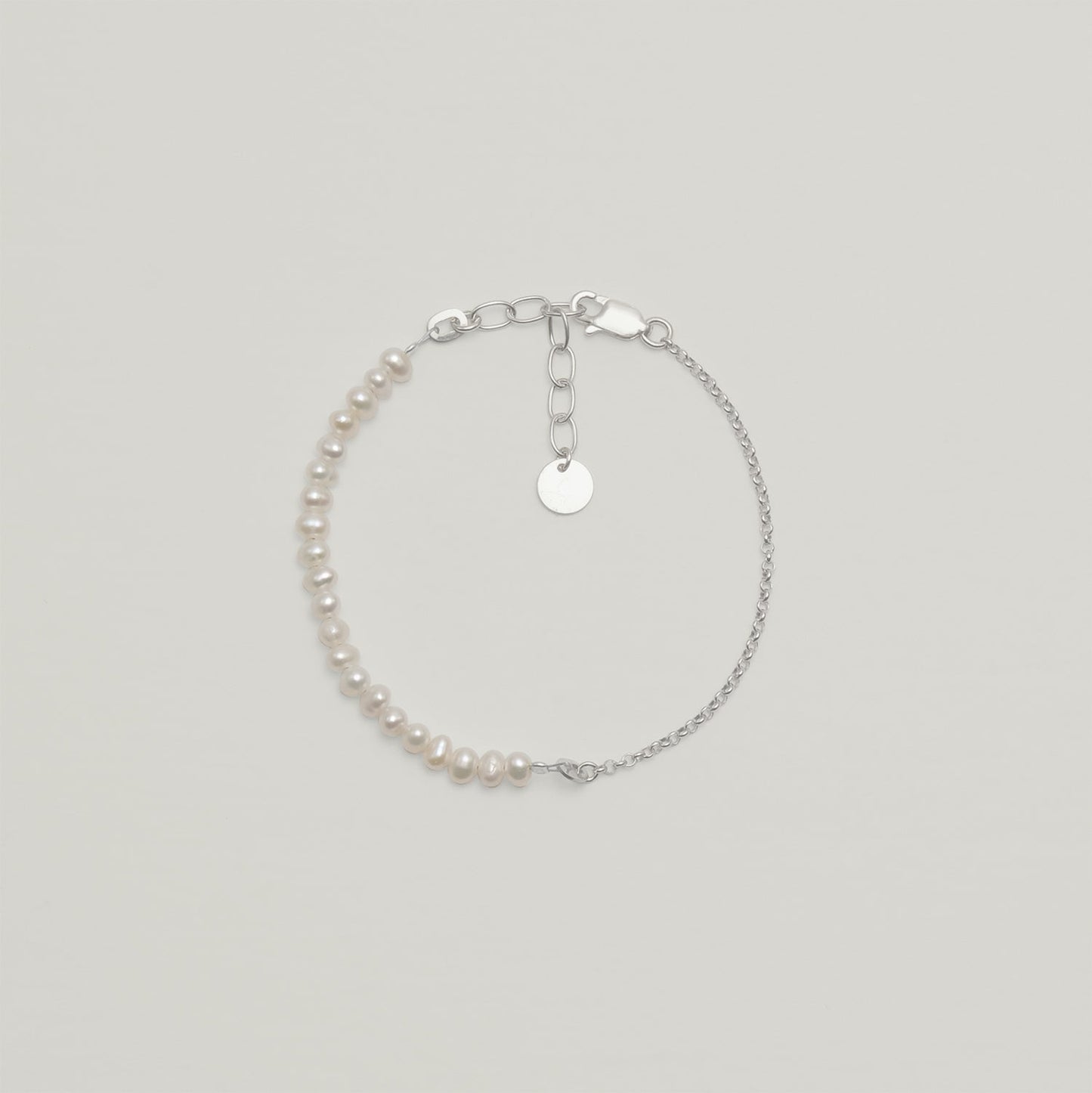 Entdecke Frellinis Armband aus 925er Sterling Silber vergoldet ist mit zarten Süßwasserperlen. Schmuckdesign aus Hamburg.