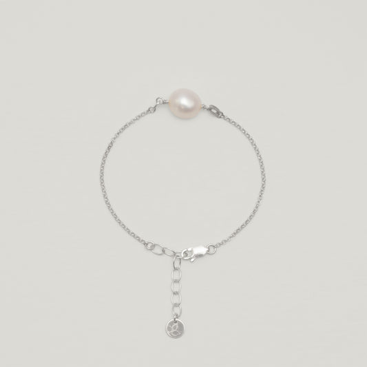 Entdecke Frellinis Armband aus 925er Sterling Silber oder 14K vergoldetem Silber mit einer Süßwasserperle. Schmuckdesign aus Hamburg.