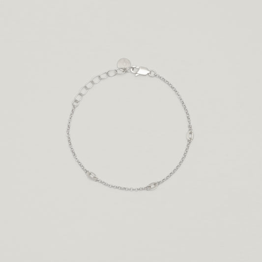 Entdecke Frellinis zartes Armband mit drei feinen Ösen-Elementen und einem praktischen Karabinerverschluss. Schmuckdesign aus Hamburg.