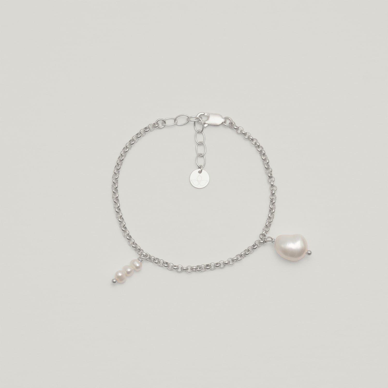 Entdecke Frellinis Charm Bracelet mit Süßwasserperlen aus 925er Sterling Silber. Erhältlich in silber oder 14K vergoldet. Schmuckdesign aus Hamburg.