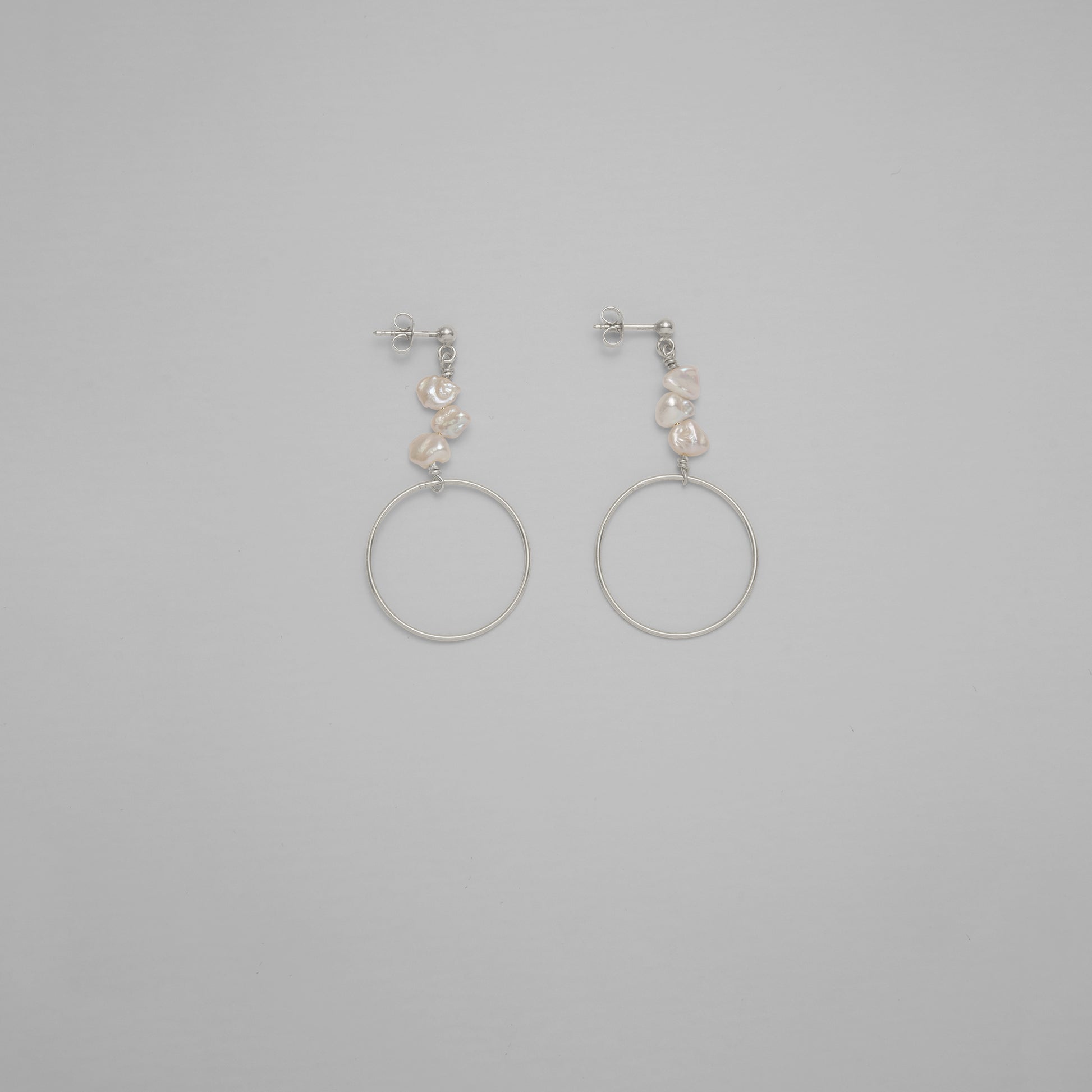 Entdecke Frellinis Ohrstecker Emily aus 925 Sterling Silber mit Anhänger aus Kreis und Süßwasserperlen. Schmuckdesign aus Hamburg.